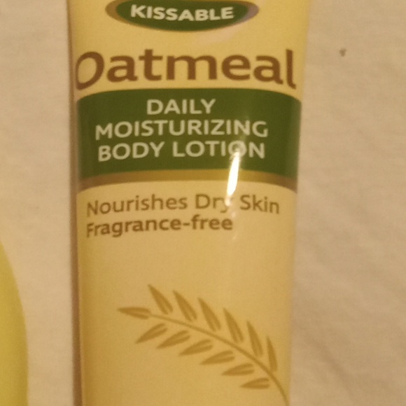 2 kissable daily moisturizing oatmeal lotion - Picture 3 of 4